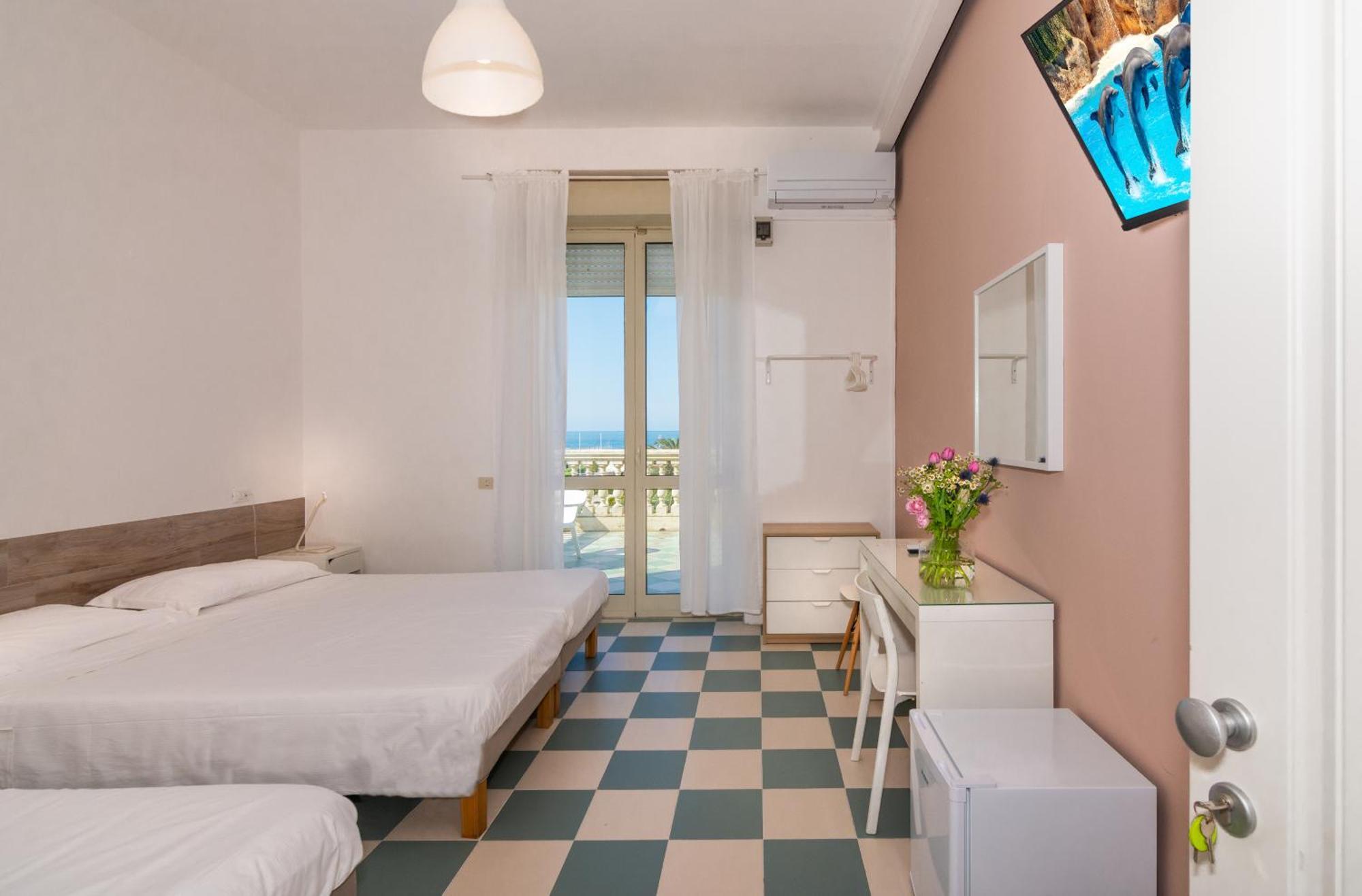 Hotel Happy Marina di Pietrasanta Exterior photo