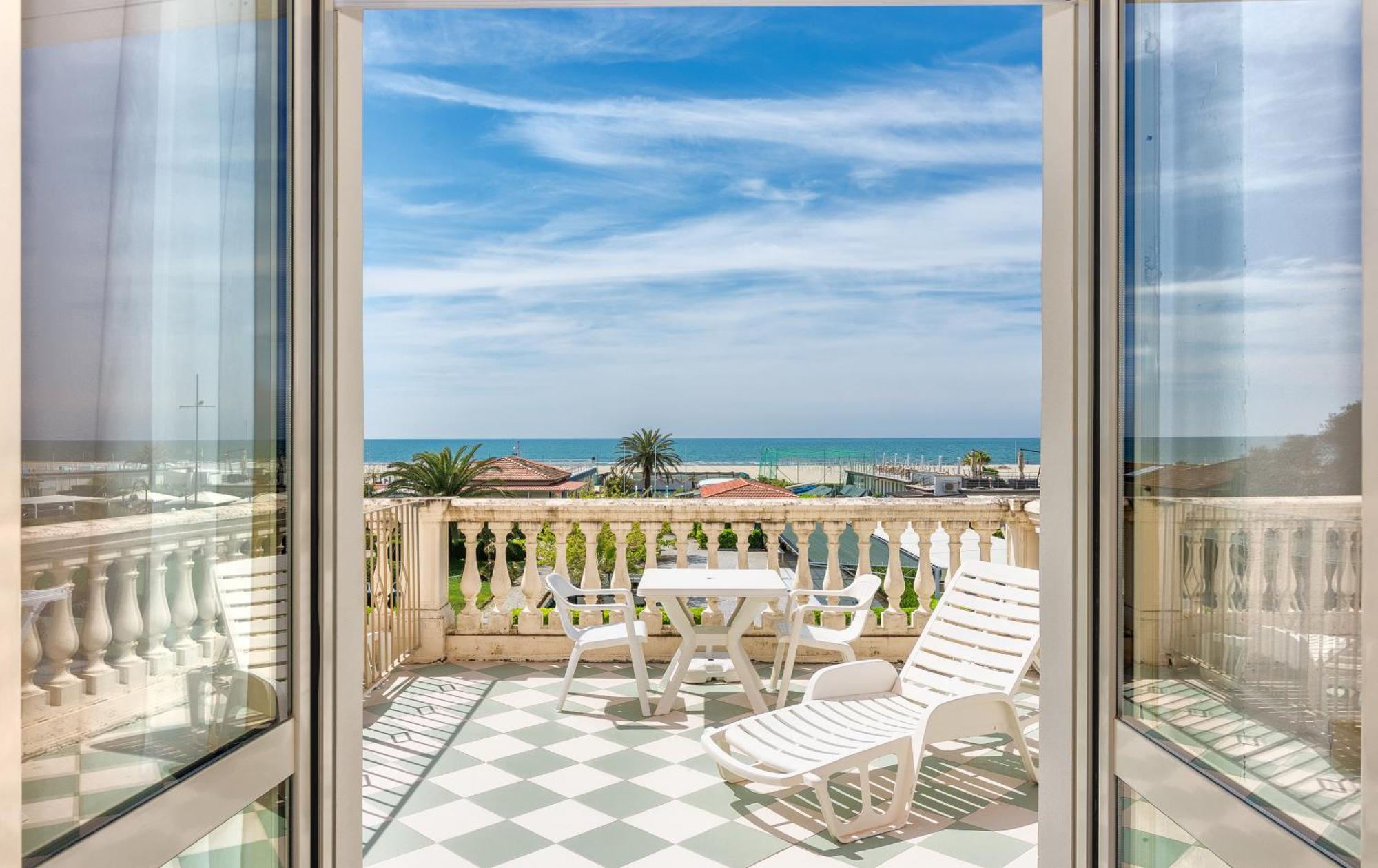 Hotel Happy Marina di Pietrasanta Exterior photo