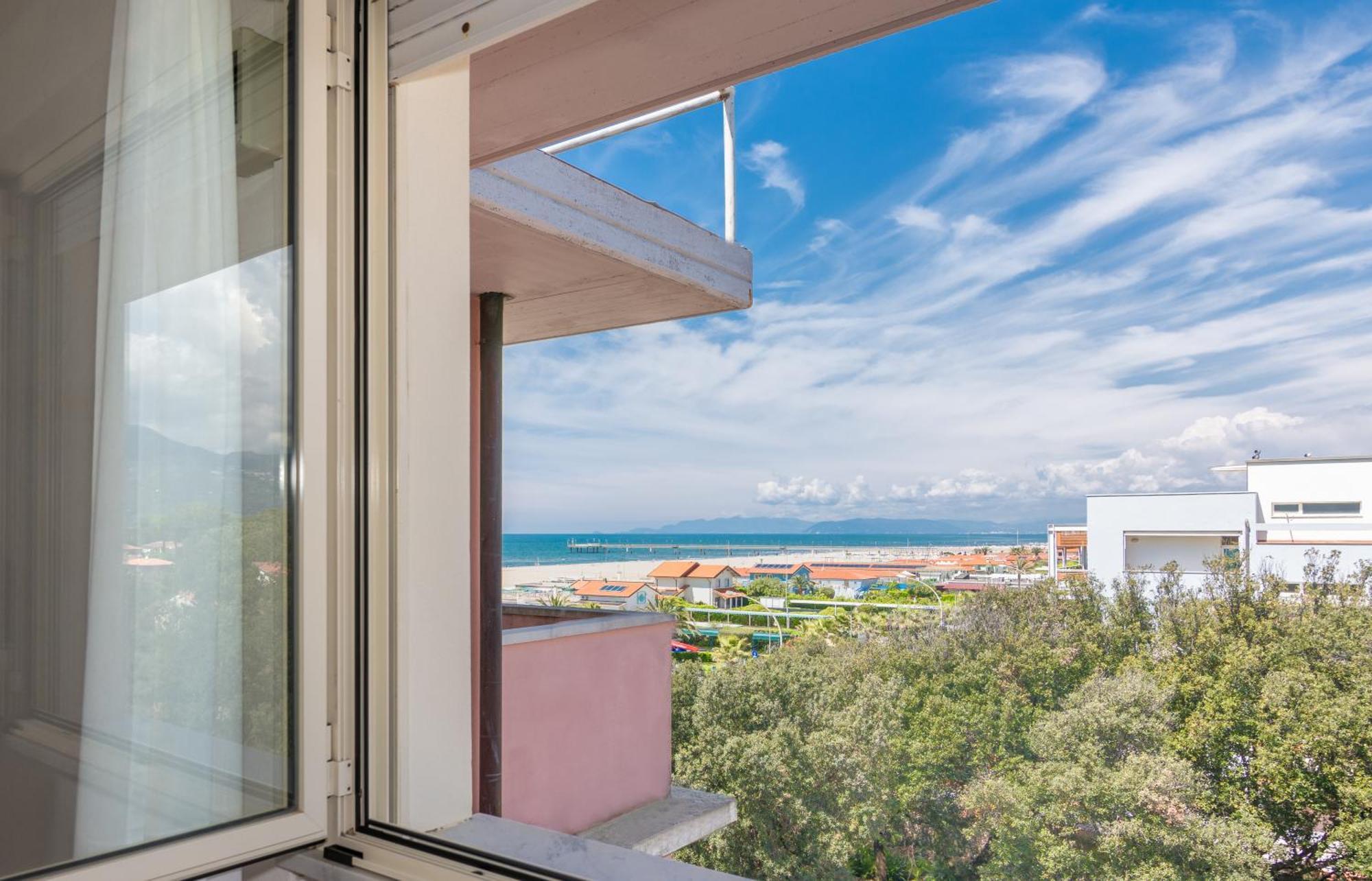Hotel Happy Marina di Pietrasanta Exterior photo