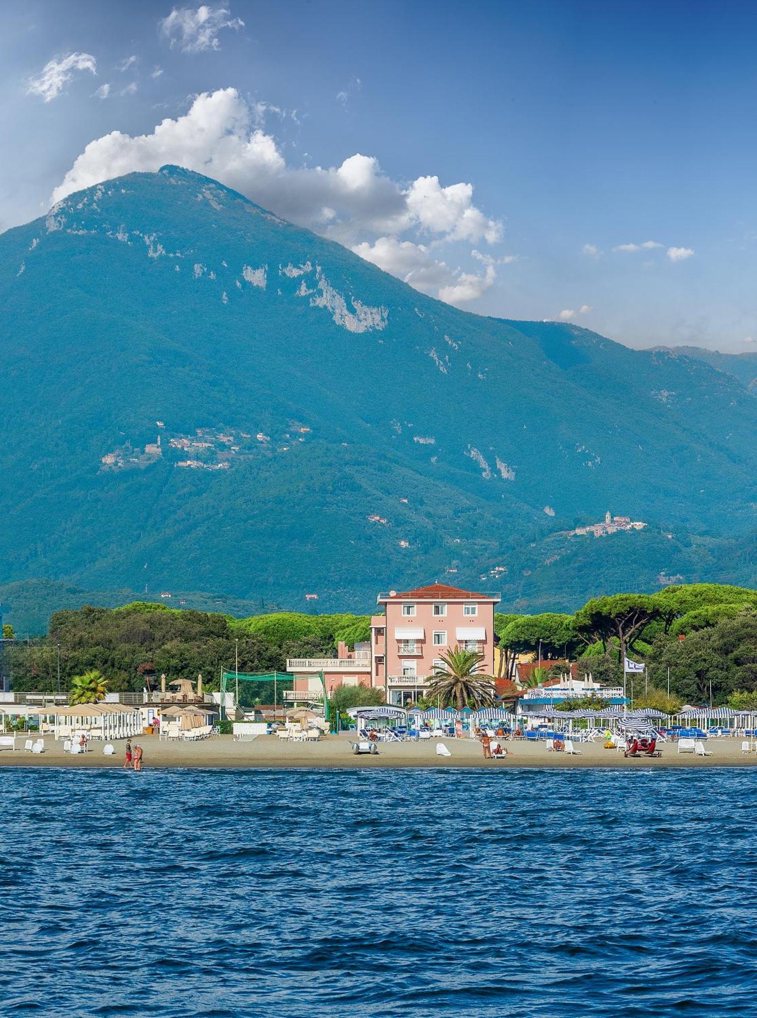Hotel Happy Marina di Pietrasanta Exterior photo